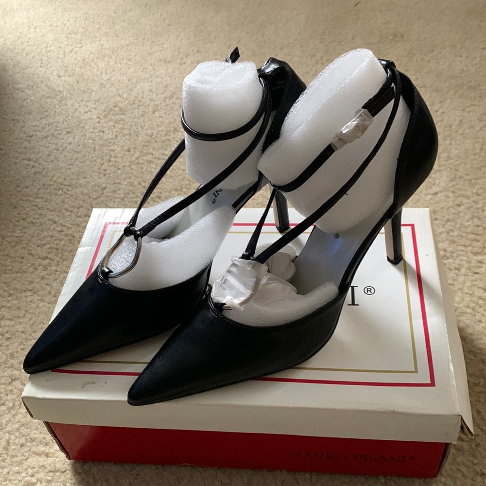 Women black pointed toe heels size 9